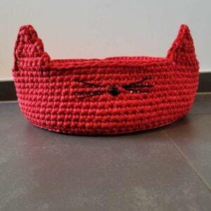 Handgemaakte kattenmand met kattenoortjes & -snoetje - rood